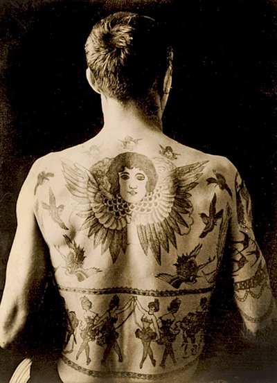 Ritratto di un uomo con un elaborato tatuaggio sulla schiena c.1910 da Unbekannt Unbekannt